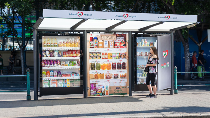 Villamosmegállóban álló spájzzal kampányol a Magyar Termék 