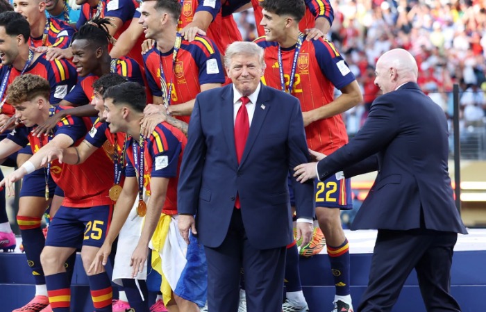 Kínos pillanat a FIFA-nak: nézd vissza Trump félresikerült pózolását a spanyol válogatottal