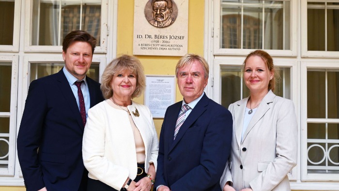 Dr. Béres József emléktáb-lájával gazdagodott a Szolnoki Pantheon