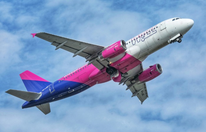 Összebútorozik a WizzAir és a Starlink: Elon Musk-féle net lesz a gépeken