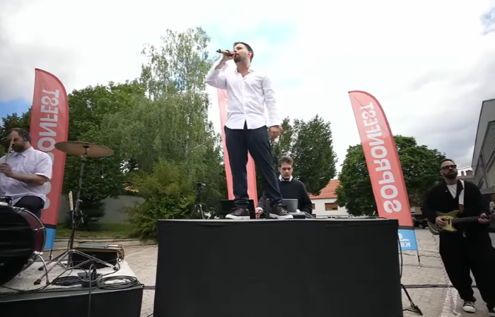 És akkor a tanévzáróra betoppant Beton.Hofi, majd lenyomott egy egész koncertet