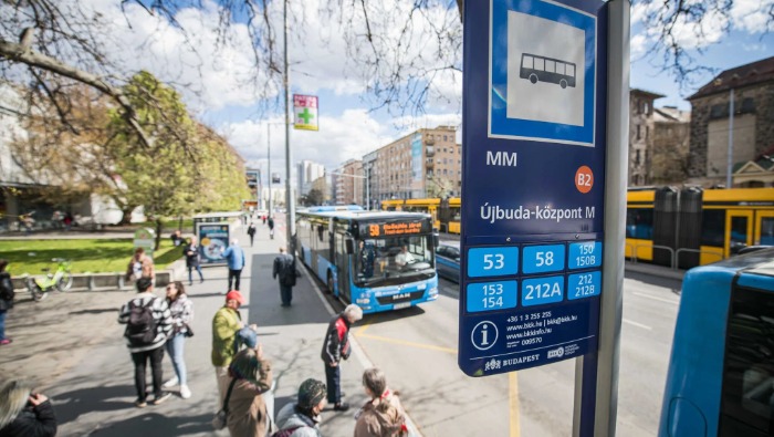 Több mint 400 új tábla Budapesten, amelyek megkönnyítik a közlekedést