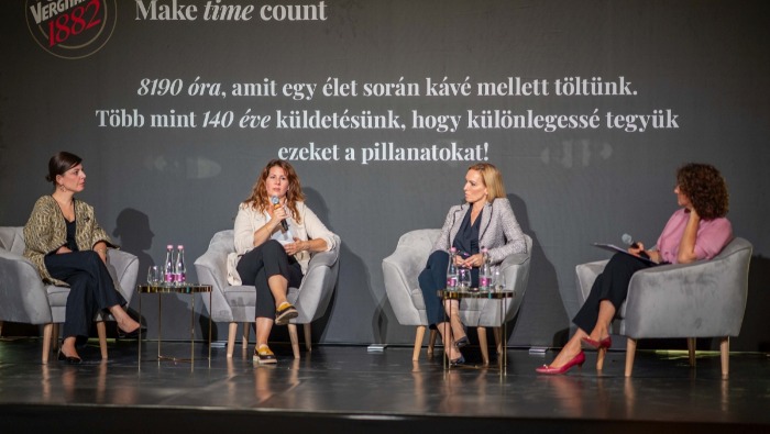 Évente több mint öt teljes napot töltünk kávézással