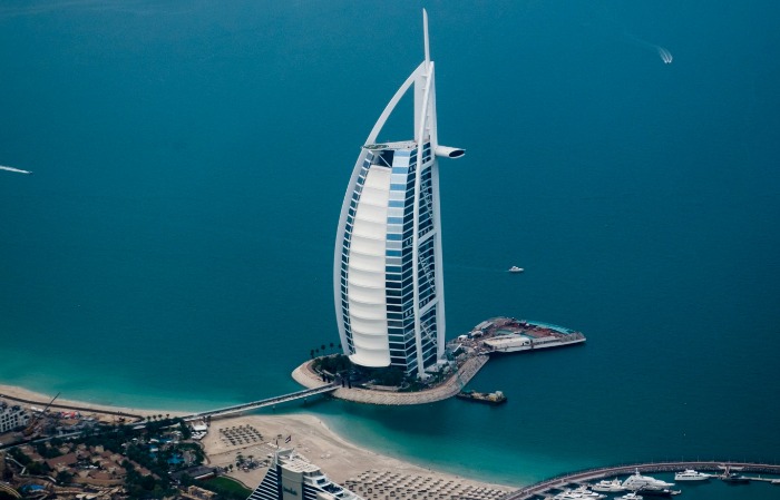 Bajban van Dubaj – már fizetnek is a turistákért