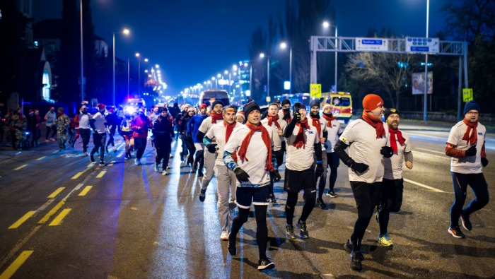 Ünnepi fényfestéssel indult az idei Mikulás-futás