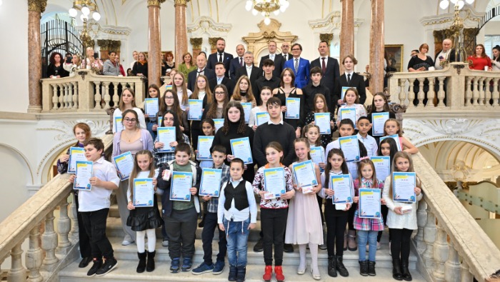 Nehéz sorsú gyerekek vehették át ösztöndíjukat az MBH Bank székházában