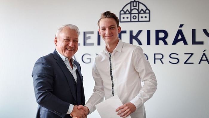 Teníszezőt támogat a Vízangyal