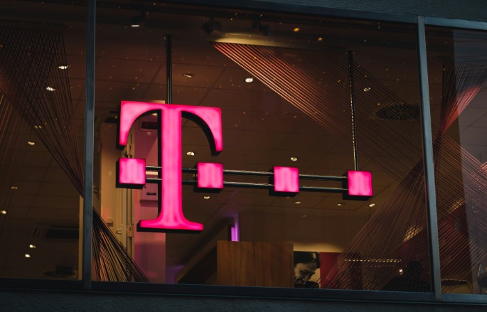 A Magyar Telekom azonnali lépéseket tesz: 2 hét home office és kikapcsolt a képernyők a székházban