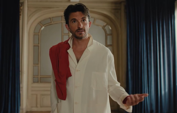Itt az új Martini Man: Jonathan Bailey színész reklámarcnak állt