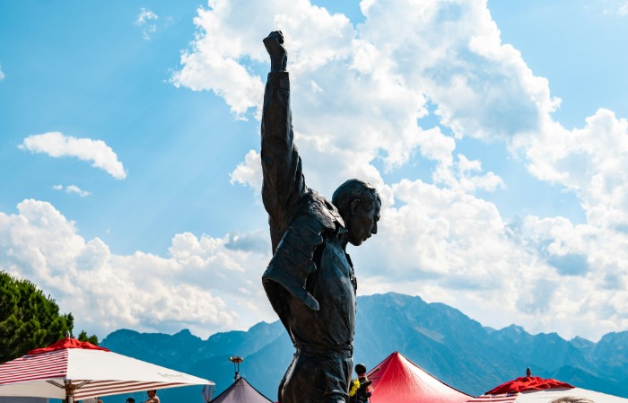 Balatonszemesre költözik Freddie Mercury: szobrot kap a Queen legendás énekese