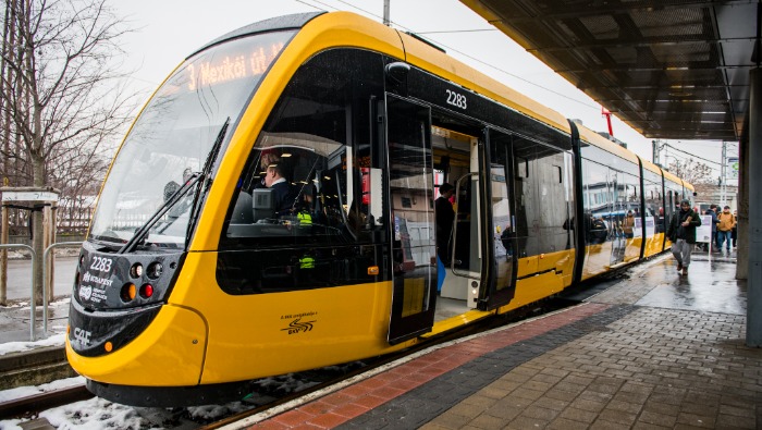 Százra nőtt Budapest CAF-flottája: újabb korszerű villamos állt forgalomba