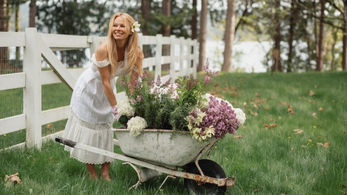 Pamela Anderson kertészkedik és házat újít fel