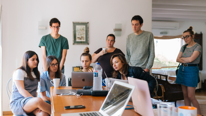 Tízből hat fiatal úgy érzi, nem megbecsülik meg a munkáját