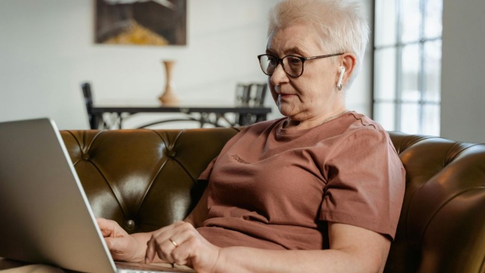 A digitalizáció veszélyeire figyelmezteti az időseket a Provident