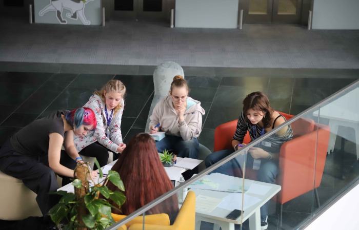 Magabiztos pályaválasztókat formál az ingyenes, középiskolás lányoknak szóló STEMpowered