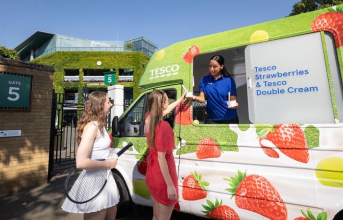 Ingyen osztogatja a tejszínhabos epret a Tesco – csak Wimbledonig kell menni érte