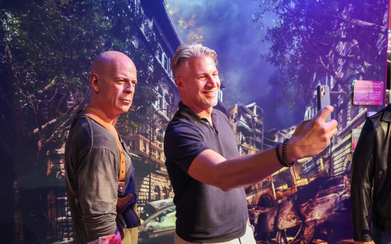 Salgó András  (BMW) Bruce Willis-szel szelfizik