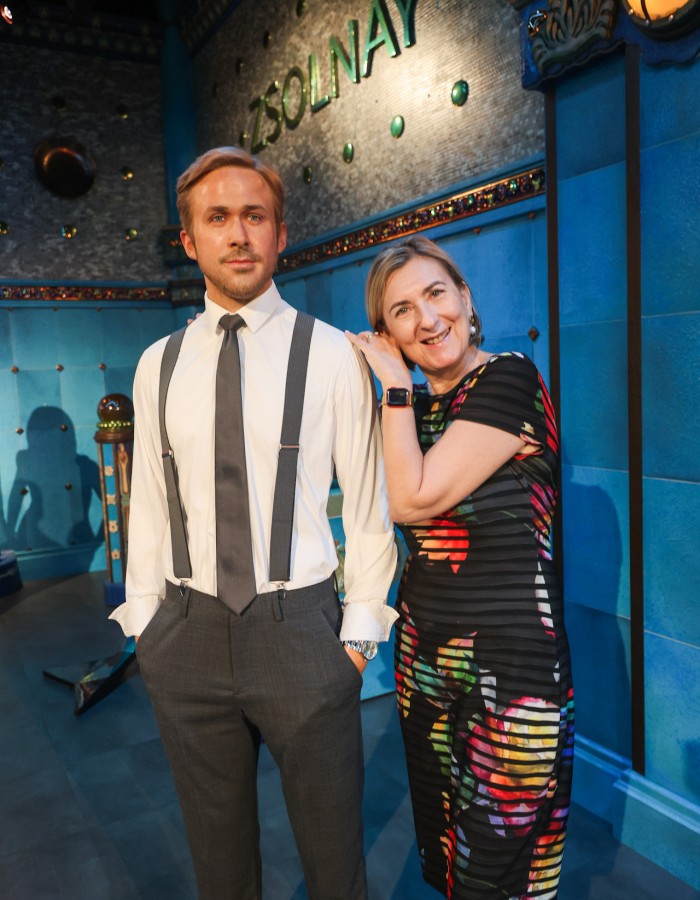 Várkonyi Bea (Danone) Ryan Gosling oldalán a híres Zsolnay-teremben
